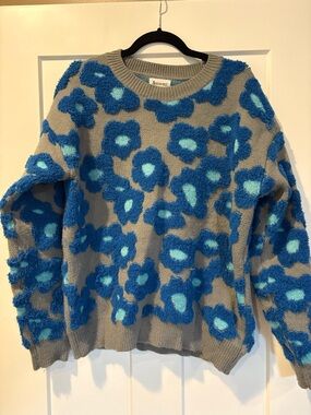 &merci. Gray Crewneck Sweater with Blue Floral Texture very beautiful